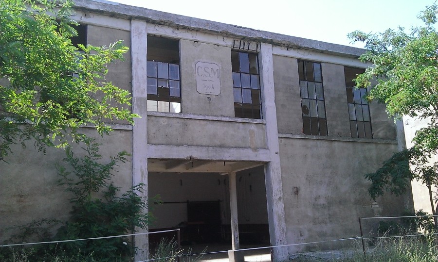 Ancien hangar de la Cie des Salins du Midi situé sur le domaine du Grand Clavelet - N. Barbier / ADENA